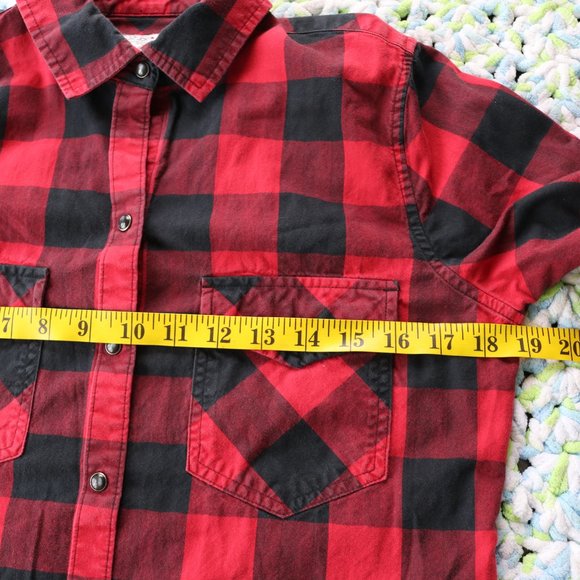 Untuckit Dylan Flannel Womens Small 4 Black Red Plaid Long Sleeve Pearl Snap - Picture 7 of 10